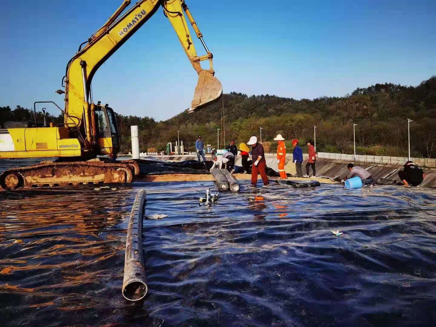 垃圾填埋場覆蓋膜工程施工中